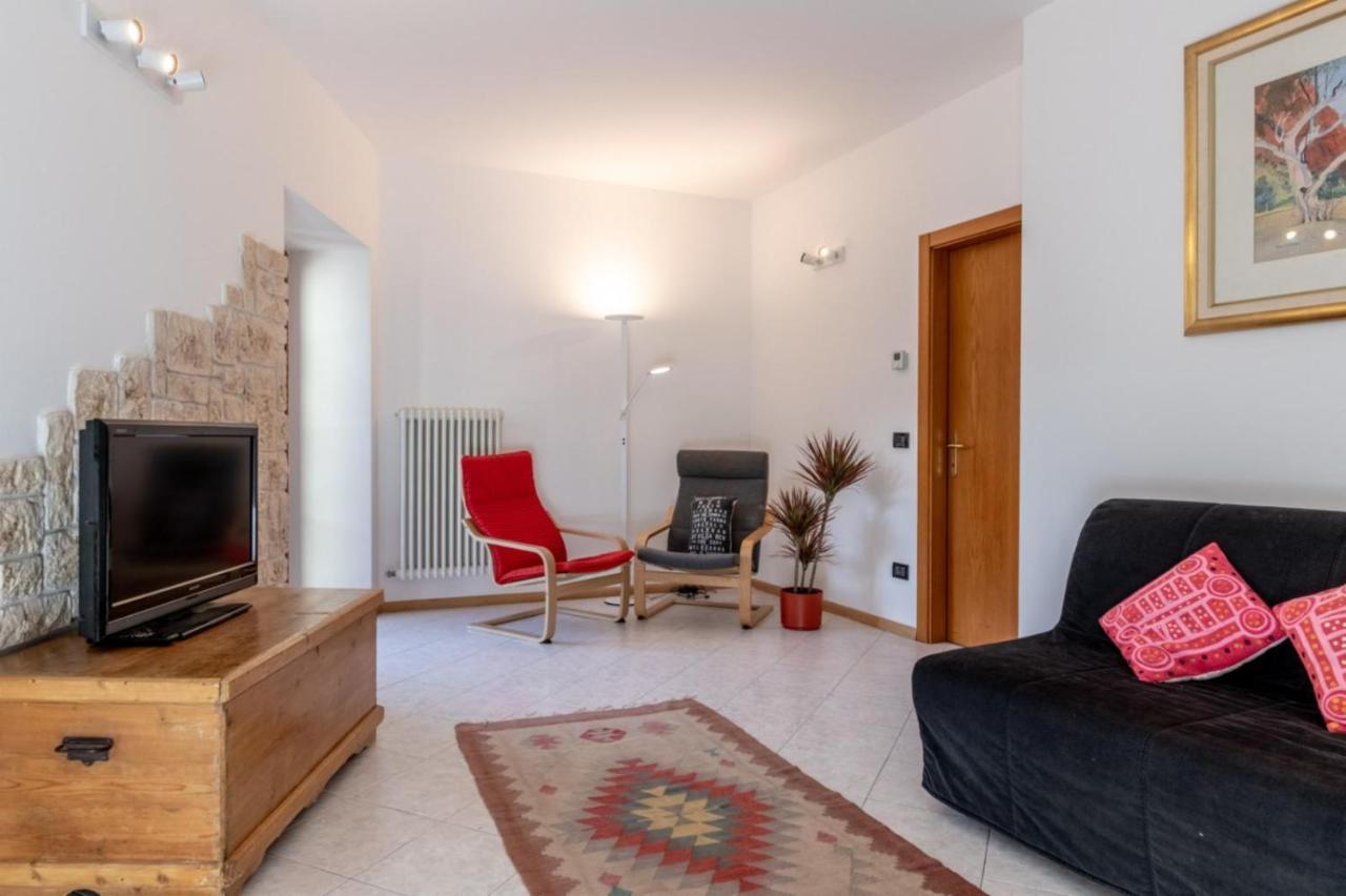 Casa Al Castello, Calliano Ospitar Buitenkant foto
